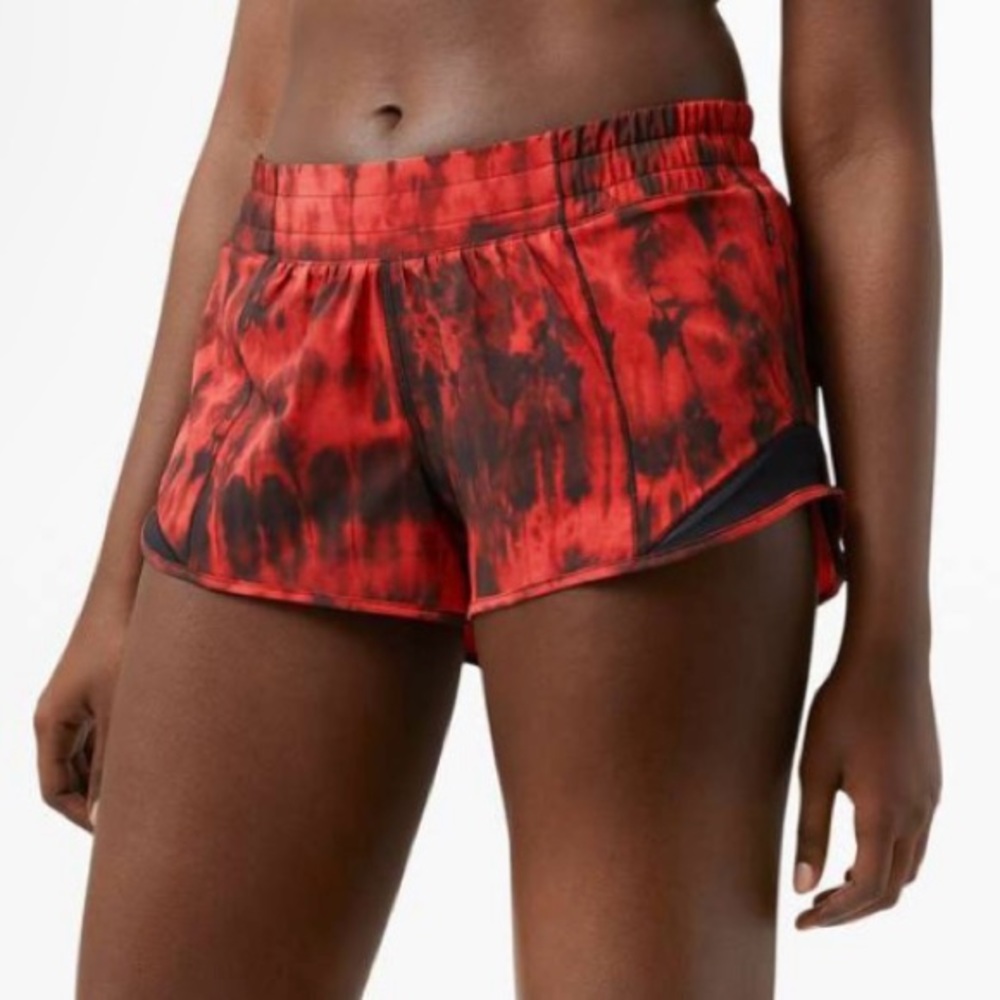 LULULEMON Hotty Hot Low-Rise Lined Short 2.5”